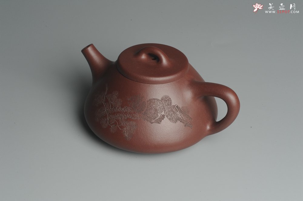 紫砂壶图片：油润底曹青 全手工精品子冶石瓢 骨肉匀挺 子陶精刻松鼠 - 宜兴紫砂壶网