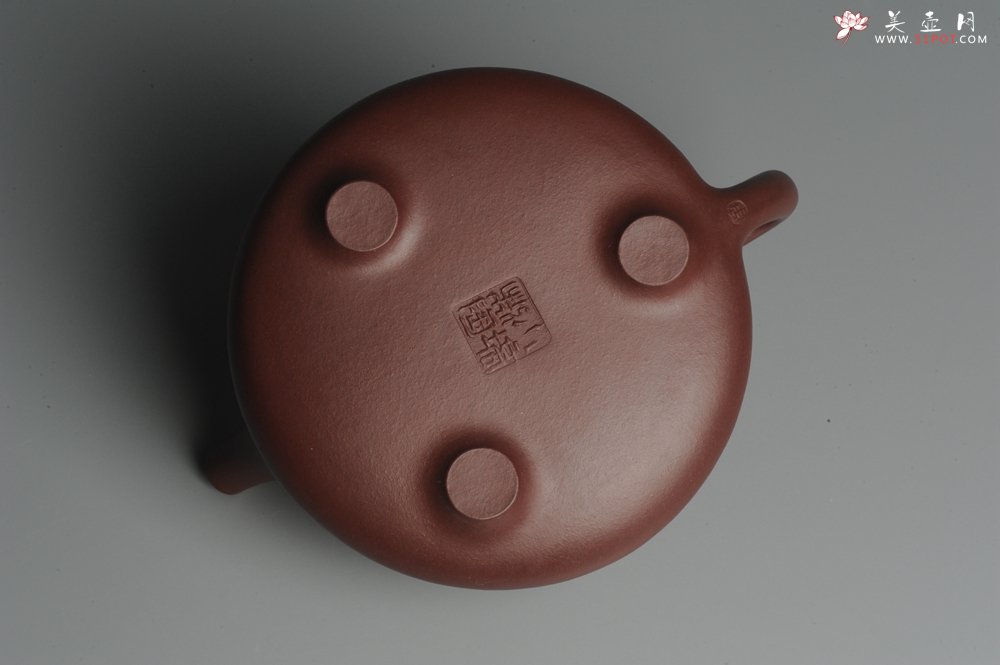 紫砂壶图片：油润底曹青 全手工精品子冶石瓢 骨肉匀挺 子陶精刻松鼠 - 宜兴紫砂壶网