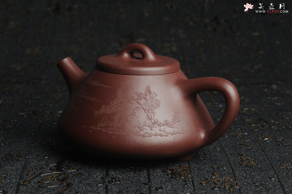 紫砂壶图片：油润底曹青 全手工精品老子冶石瓢 骨肉匀挺 清茗堂助工文气装饰山水 - 宜兴紫砂壶网