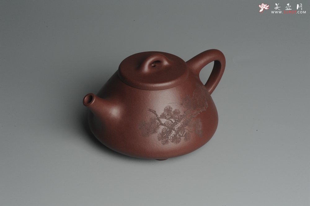 紫砂壶图片：油润底曹青 全手工精品子冶石瓢 骨肉匀挺 子陶精刻松鼠 - 宜兴紫砂壶网