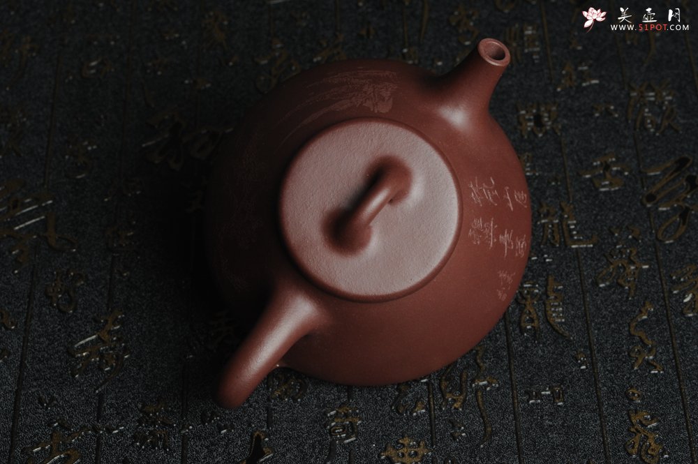 紫砂壶图片：油润底曹青 全手工精品老子冶石瓢 骨肉匀挺 清茗堂助工文气装饰山水 - 宜兴紫砂壶网