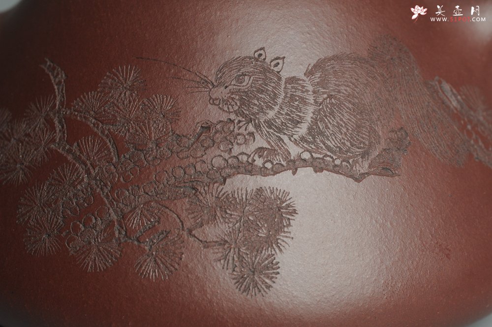 紫砂壶图片：油润底曹青 全手工精品子冶石瓢 骨肉匀挺 子陶精刻松鼠 - 宜兴紫砂壶网