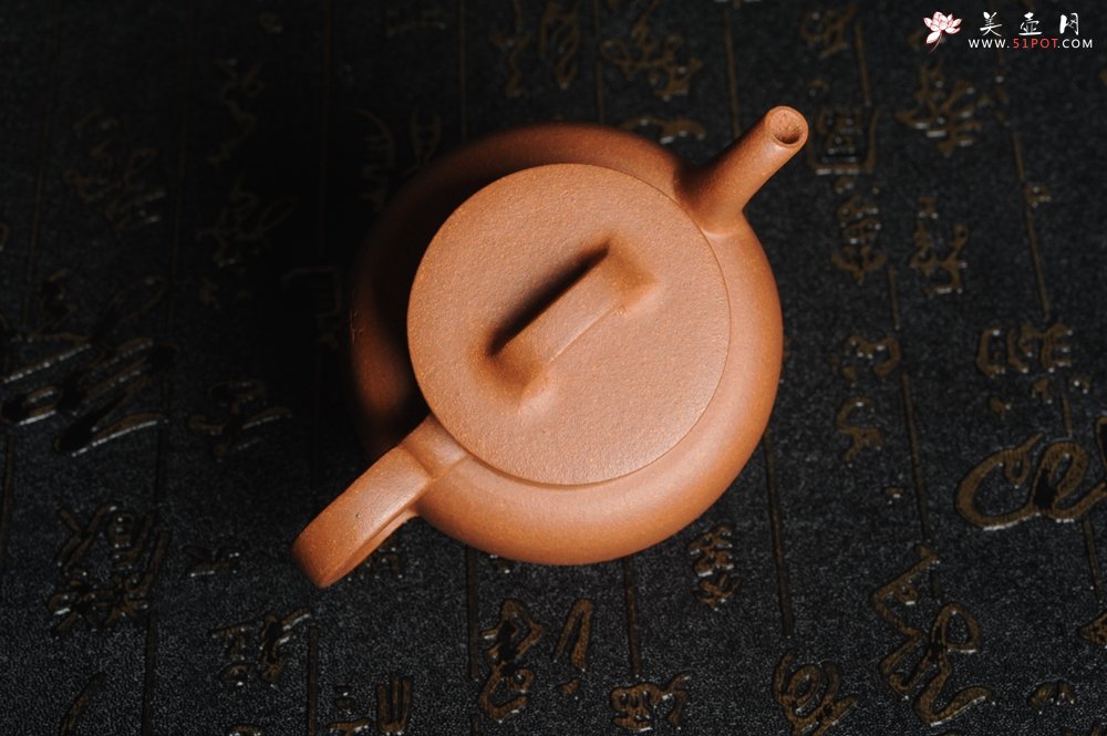 紫砂壶图片：美壶特惠 灰常油润优质黄降坡泥瓦当壶 文气小巧精致 实用 茶人醉爱 - 宜兴紫砂壶网