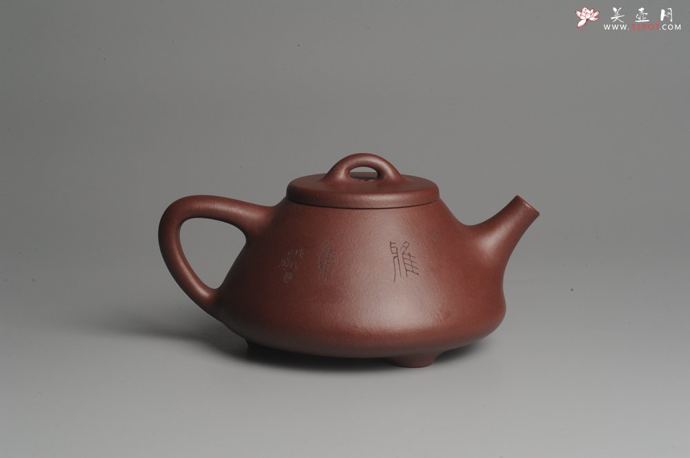 紫砂壶图片：油润底曹青 全手工精品子冶石瓢 骨肉匀挺 子陶精刻松鼠 - 宜兴紫砂壶网