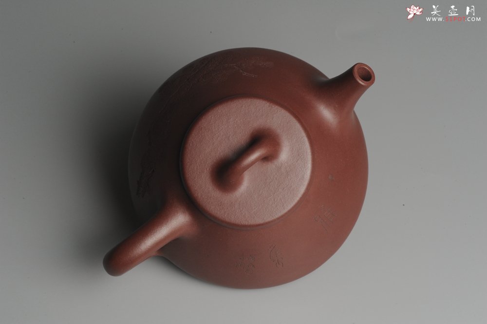 紫砂壶图片：油润底曹青 全手工精品子冶石瓢 骨肉匀挺 子陶精刻松鼠 - 宜兴紫砂壶网