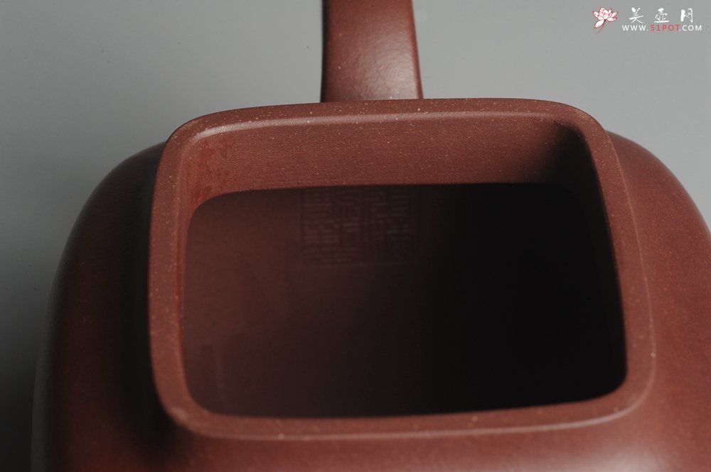 紫砂壶图片：实力派张海艳全手工重器鸣远四方 方健老师双刀装饰 浑厚大气 - 宜兴紫砂壶网