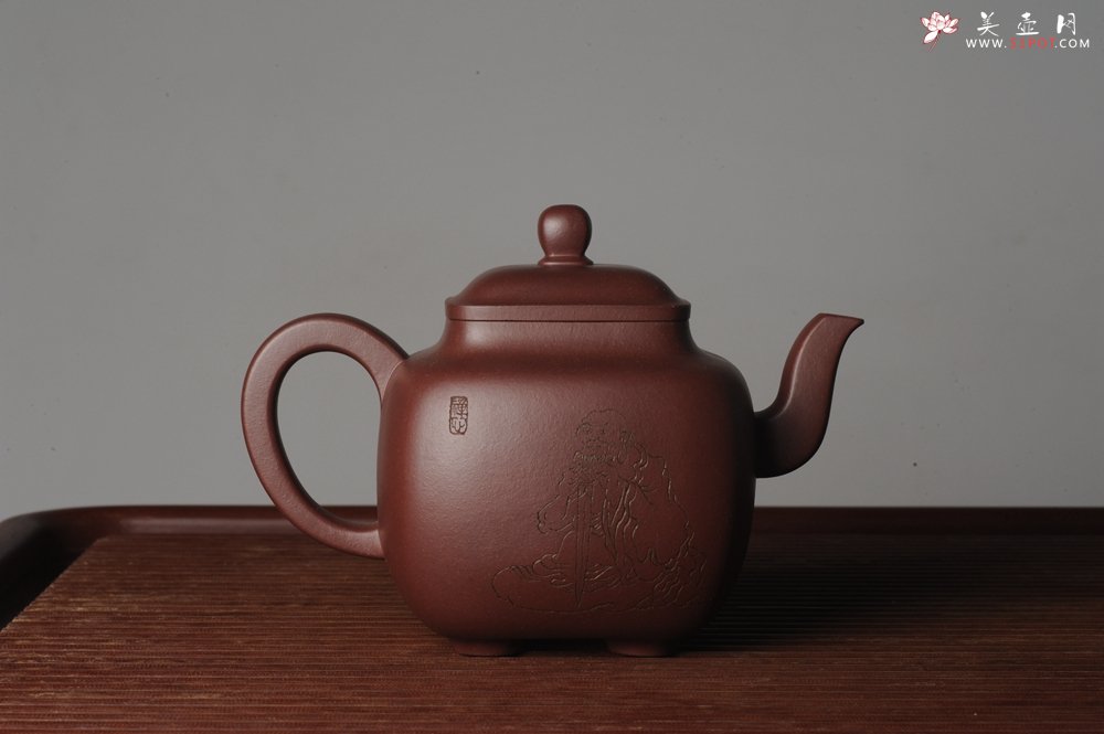 紫砂壶图片：实力派张海艳全手工重器鸣远四方 方健老师双刀装饰 浑厚大气 - 宜兴紫砂壶网