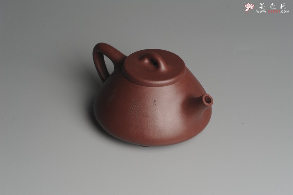 紫砂壶图片：油润底曹青 全手工精品子冶石瓢 骨肉匀挺 子陶精刻松鼠 - 宜兴紫砂壶网