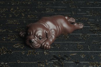 紫砂壶图片：美宠特惠 油润老紫泥沙皮狗茶宠  做工超精致长13cm宽4到6.5cm高4cm - 宜兴紫砂壶网