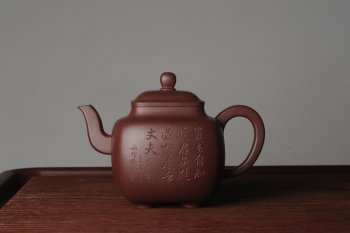 紫砂壶图片：实力派张海艳全手工重器鸣远四方 方健老师双刀装饰 浑厚大气 - 宜兴紫砂壶网