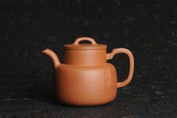 紫砂壶图片：美壶特惠 灰常油润优质黄降坡泥瓦当壶 文气小巧精致 实用 茶人醉爱 - 宜兴紫砂壶网