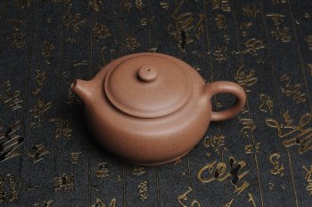 紫砂壶图片：美壶特惠 精致做工老段泥涌泉壶 茶人醉爱 - 宜兴紫砂壶网