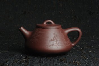 紫砂壶图片：油润底曹青 全手工精品老子冶石瓢 骨肉匀挺 清茗堂助工文气装饰山水 - 宜兴紫砂壶网