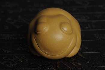 紫砂壶图片：美宠特惠 油润黄金段萌萌蛤蟆茶宠 做工超精致 长6.5cm宽5.5cm高4cm - 宜兴紫砂壶网