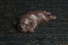 紫砂壶图片：美宠特惠 油润老紫泥沙皮狗茶宠  做工超精致长13cm宽4到6.5cm高4cm - 宜兴紫砂壶网