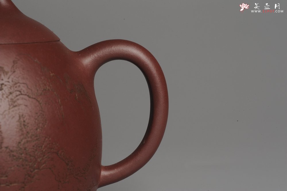 紫砂壶图片：油润紫泥 全手工秦权壶 清茗堂助工文气装山水 - 宜兴紫砂壶网