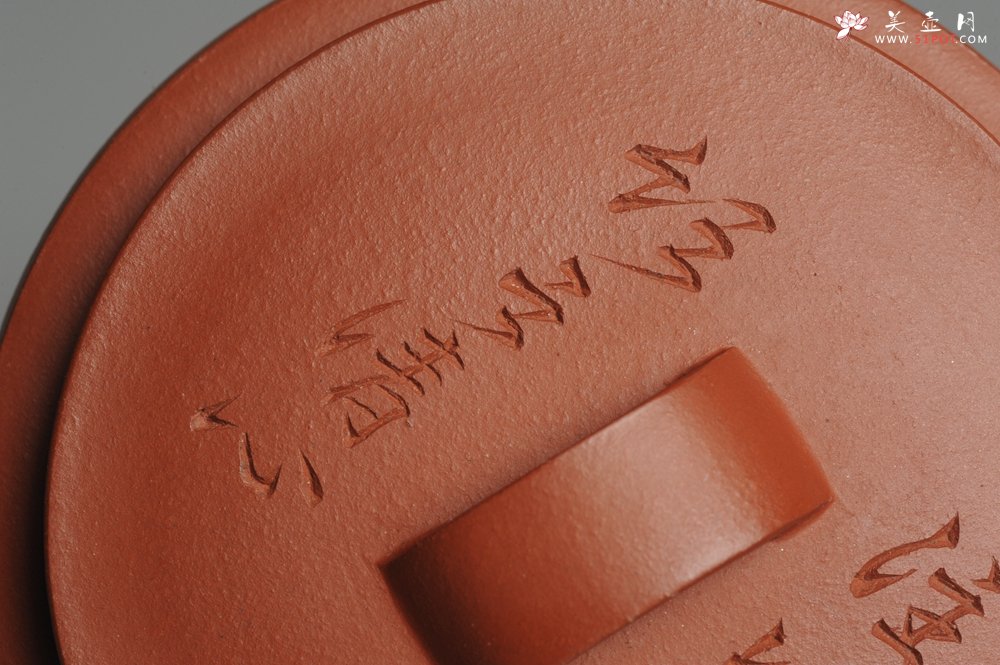 紫砂壶图片：美壶特惠 老清水泥 精致大蕴汉瓦 助工俞霞文气装饰瓦当 大口实用 茶人醉爱 - 宜兴紫砂壶网