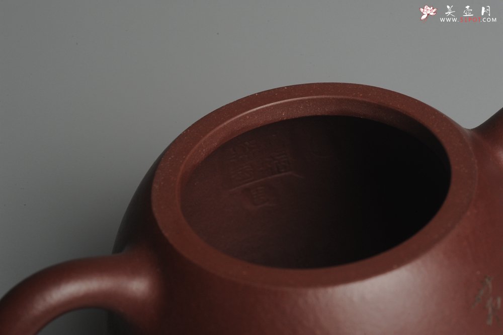 紫砂壶图片：油润紫泥 清茗堂助工文气装山水全手工秦权壶 - 宜兴紫砂壶网