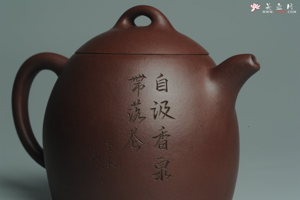 紫砂壶图片：油润紫泥 清茗堂助工文气装山水全手工秦权壶 - 宜兴紫砂壶网