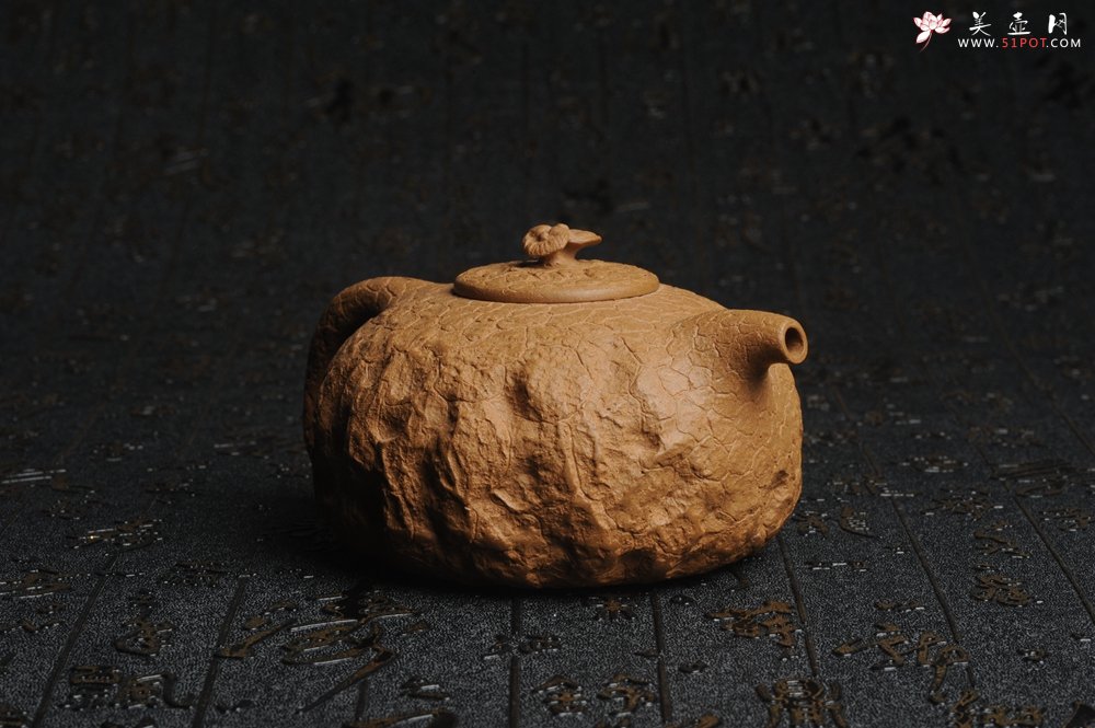 紫砂壶图片：美壶特惠 进步明显全手工黄金段泥灵芝供春壶 龚春 肌理丰富 - 宜兴紫砂壶网