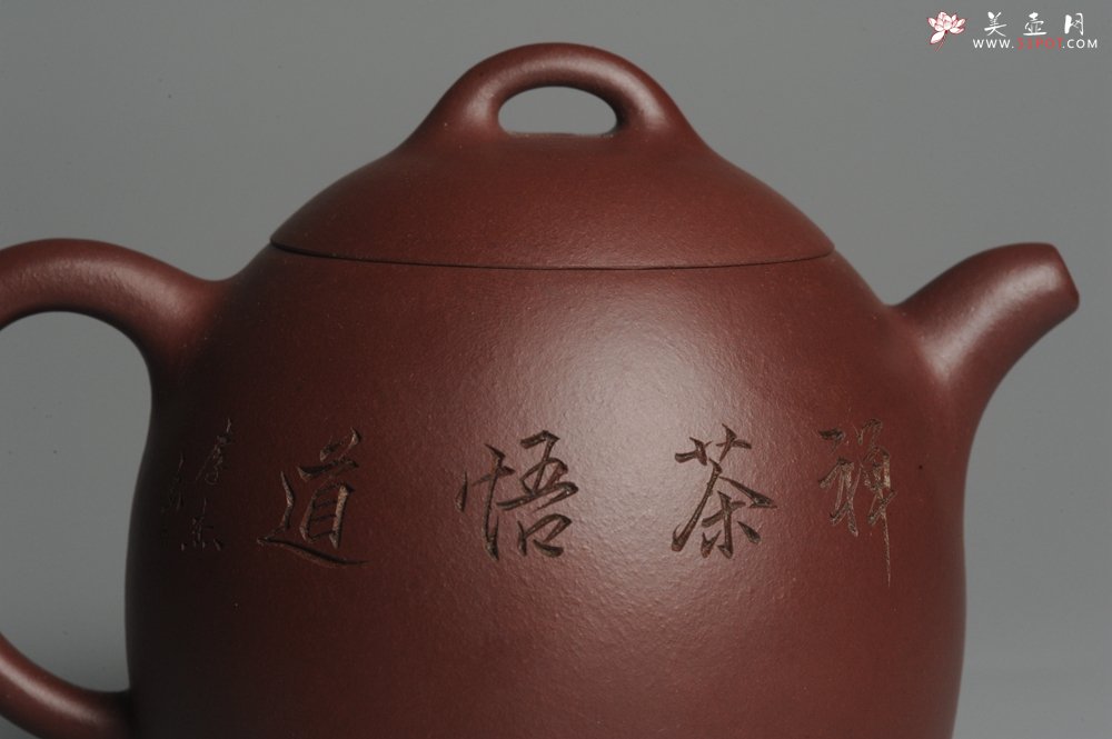 紫砂壶图片：油润紫泥 全手工秦权壶 清茗堂助工文气装山水 - 宜兴紫砂壶网