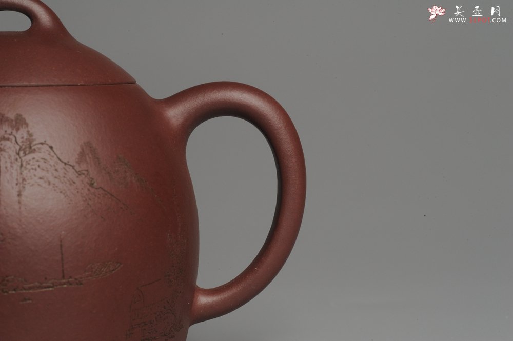 紫砂壶图片：油润紫泥 清茗堂助工文气装山水全手工秦权壶 - 宜兴紫砂壶网