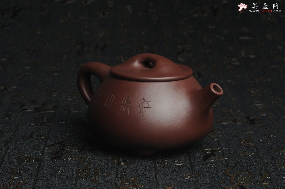 紫砂壶图片：美壶特惠 经典平盖小石瓢 满瓢（景舟石瓢）子木刻绘山水 - 宜兴紫砂壶网