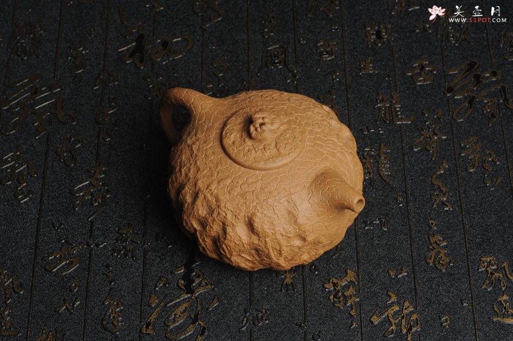 紫砂壶图片：美壶特惠 进步明显全手工黄金段泥灵芝供春壶 龚春 肌理丰富 - 宜兴紫砂壶网