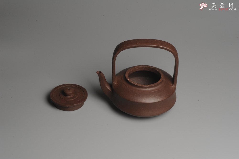 紫砂壶图片：进步明显 扛鼎之作 全美品 难度大刹凹单片折肩拍打成型全手工提壁壶 且玩且珍惜 - 宜兴紫砂壶网