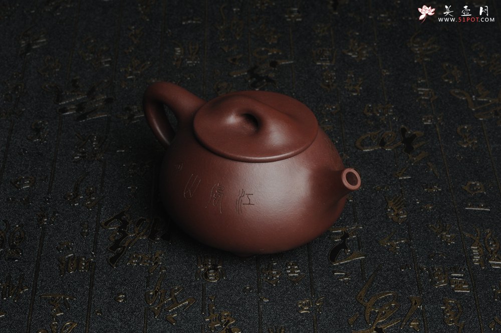 紫砂壶图片：美壶特惠 经典平盖小石瓢 满瓢（景舟石瓢）子木刻绘山水 - 宜兴紫砂壶网