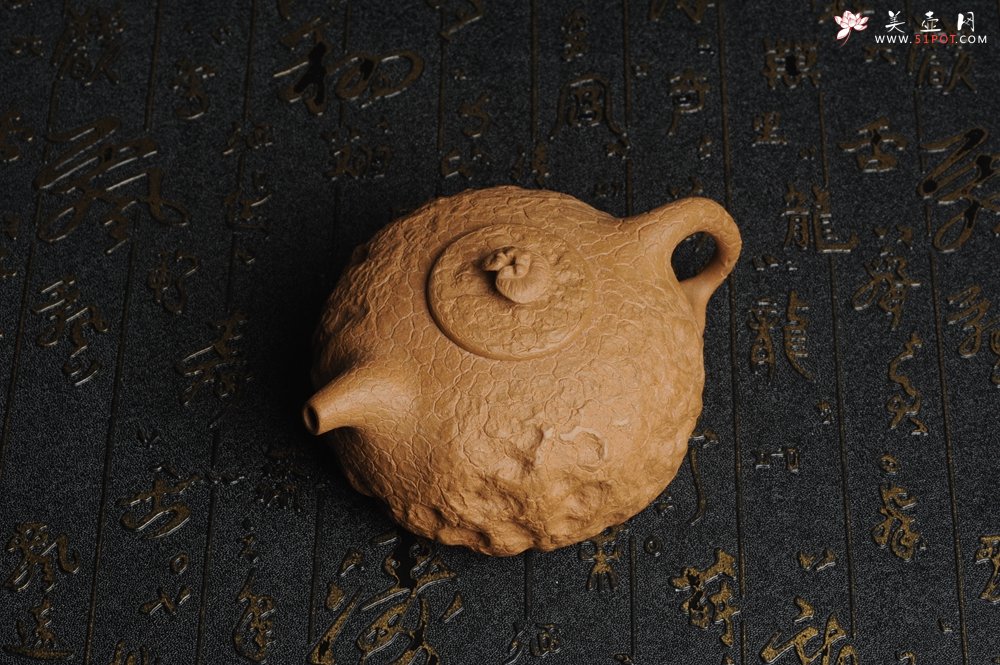 紫砂壶图片：美壶特惠 进步明显全手工黄金段泥灵芝供春壶 龚春 肌理丰富 - 宜兴紫砂壶网