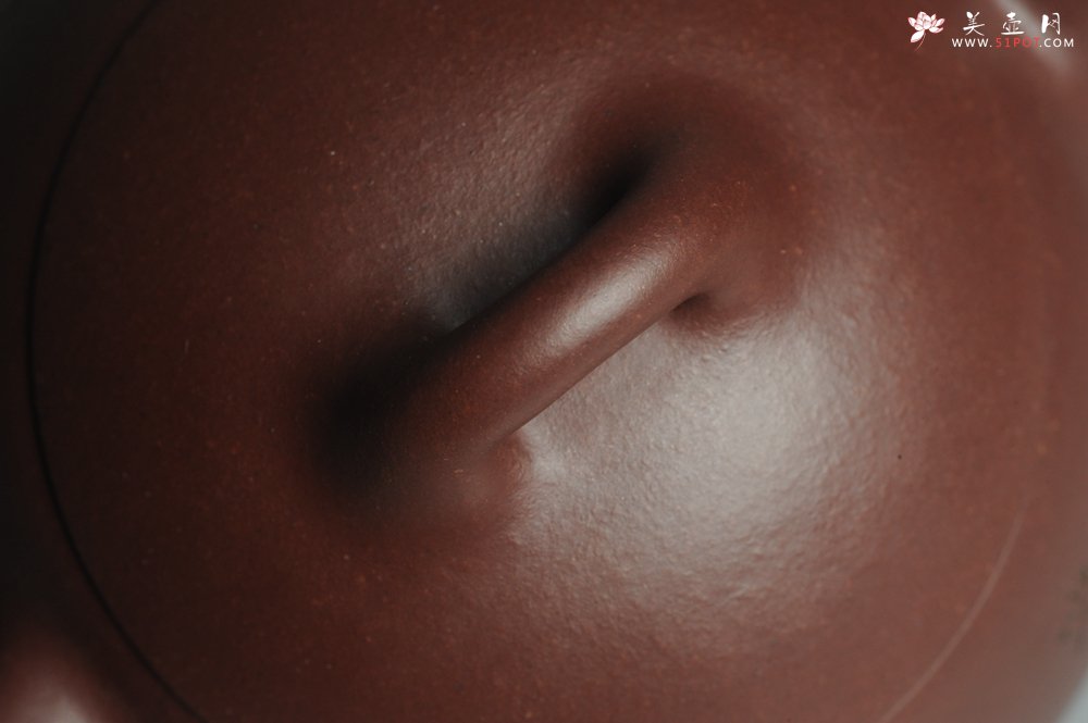 紫砂壶图片：油润紫泥 清茗堂助工文气装山水全手工秦权壶 - 宜兴紫砂壶网