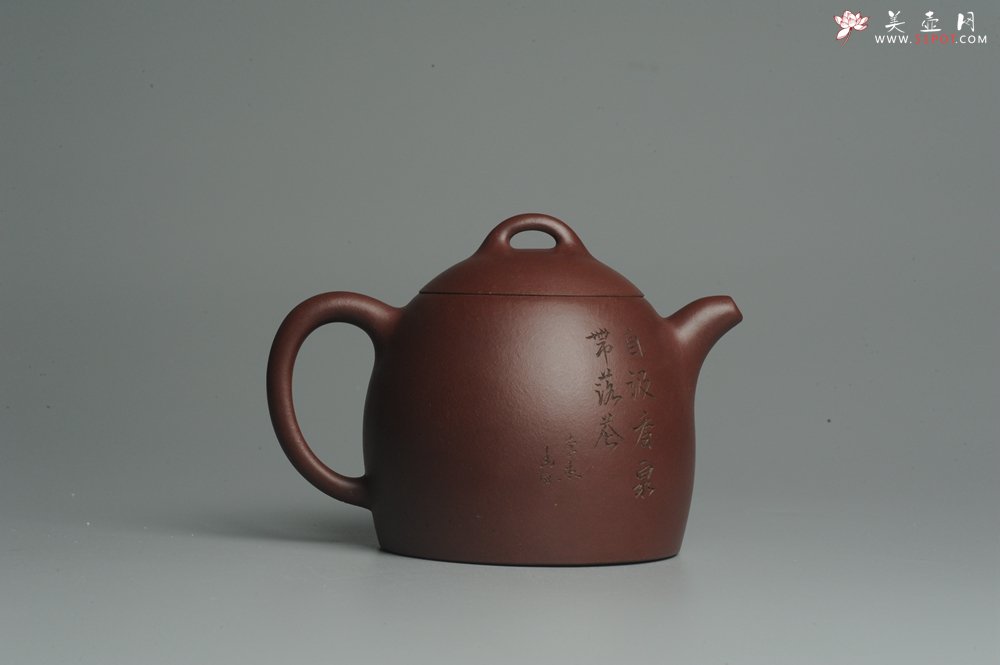 紫砂壶图片：油润紫泥 清茗堂助工文气装山水全手工秦权壶 - 宜兴紫砂壶网