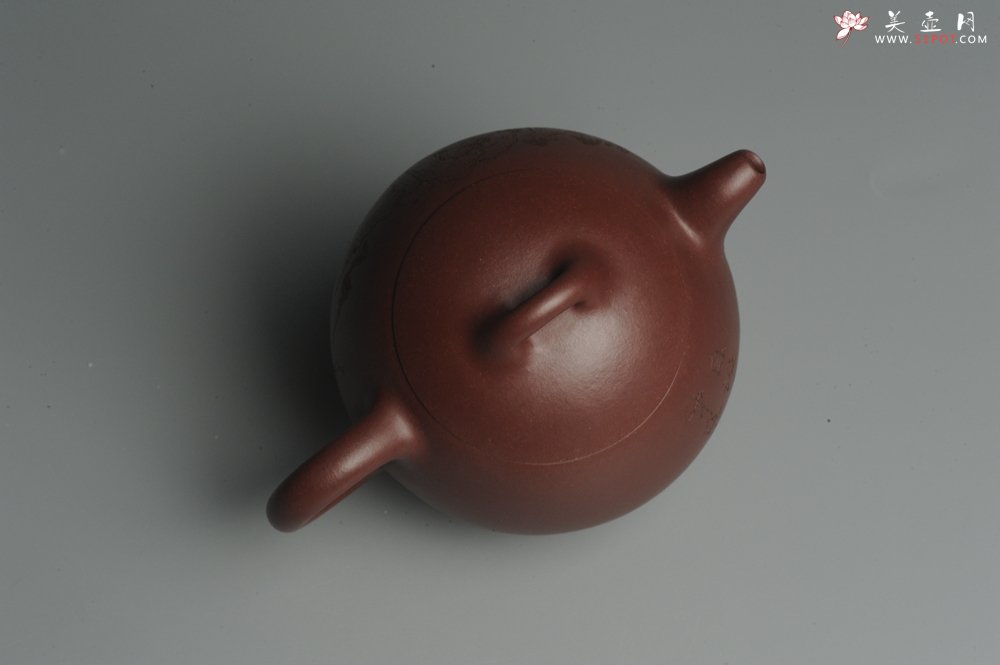 紫砂壶图片：油润紫泥 清茗堂助工文气装山水全手工秦权壶 - 宜兴紫砂壶网