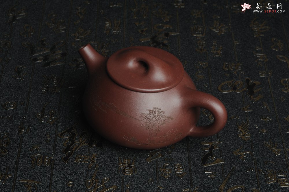 紫砂壶图片：美壶特惠 经典平盖小石瓢 满瓢（景舟石瓢）子木刻绘山水 - 宜兴紫砂壶网
