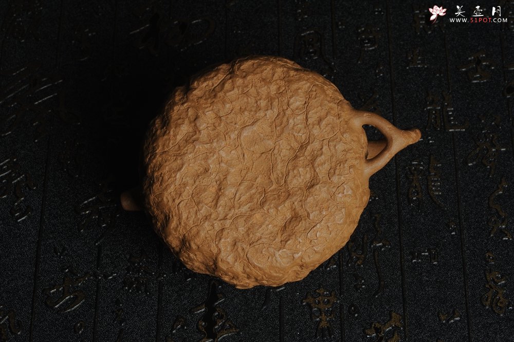 紫砂壶图片：美壶特惠 进步明显全手工黄金段泥灵芝供春壶 龚春 肌理丰富 - 宜兴紫砂壶网