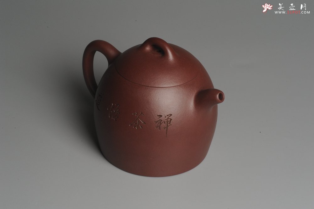 紫砂壶图片：油润紫泥 全手工秦权壶 清茗堂助工文气装山水 - 宜兴紫砂壶网