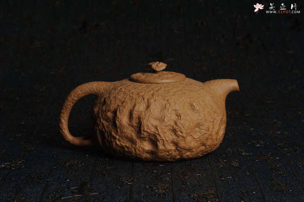 紫砂壶图片：美壶特惠 进步明显全手工黄金段泥灵芝供春壶 龚春 肌理丰富 - 宜兴紫砂壶网