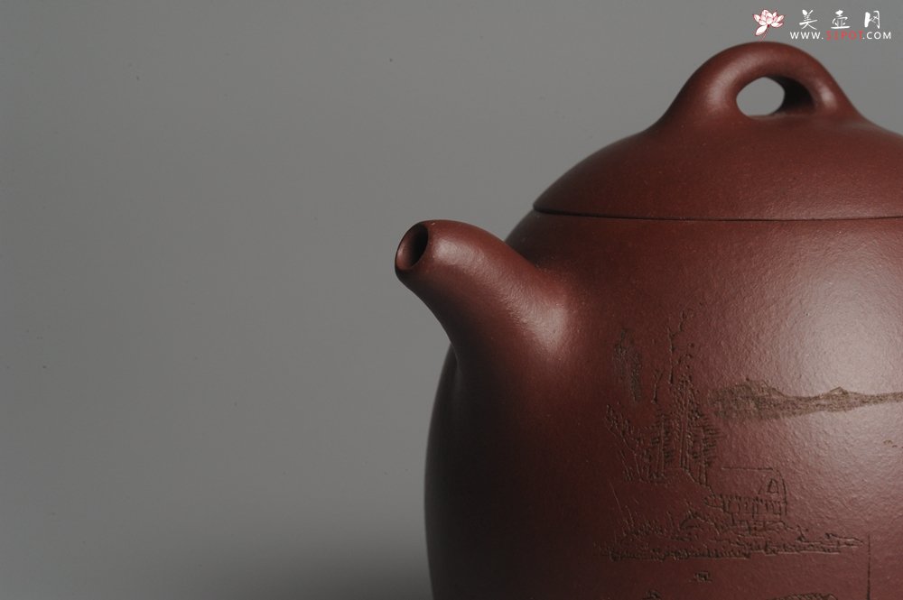 紫砂壶图片：油润紫泥 全手工秦权壶 清茗堂助工文气装山水 - 宜兴紫砂壶网