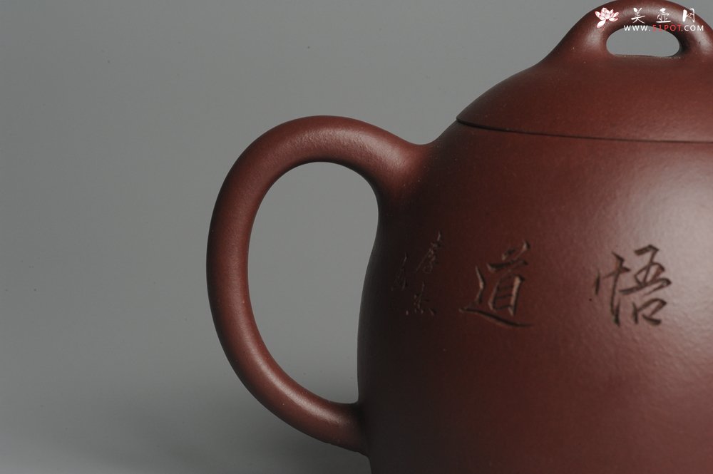 紫砂壶图片：油润紫泥 全手工秦权壶 清茗堂助工文气装山水 - 宜兴紫砂壶网