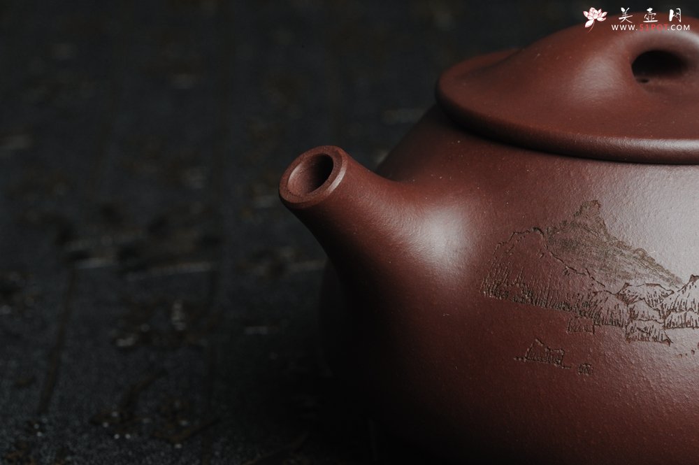 紫砂壶图片：美壶特惠 经典平盖小石瓢 满瓢（景舟石瓢）子木刻绘山水 - 宜兴紫砂壶网