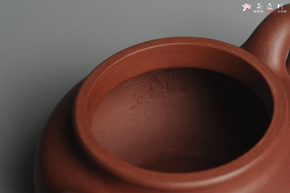 紫砂壶图片：油润底曹青 一捺底精品全手工大亨仿古 深得老味 请君细品 - 宜兴紫砂壶网