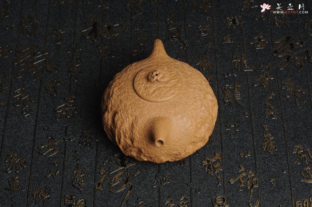 紫砂壶图片：美壶特惠 进步明显全手工黄金段泥灵芝供春壶 龚春 肌理丰富 - 宜兴紫砂壶网