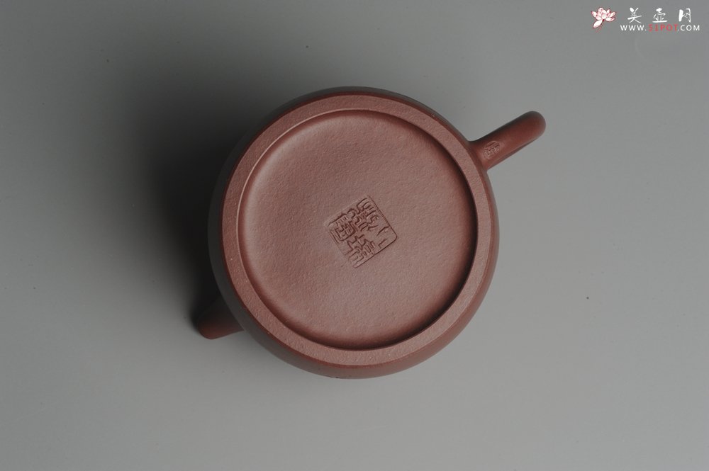 紫砂壶图片：油润紫泥 清茗堂助工文气装山水全手工秦权壶 - 宜兴紫砂壶网