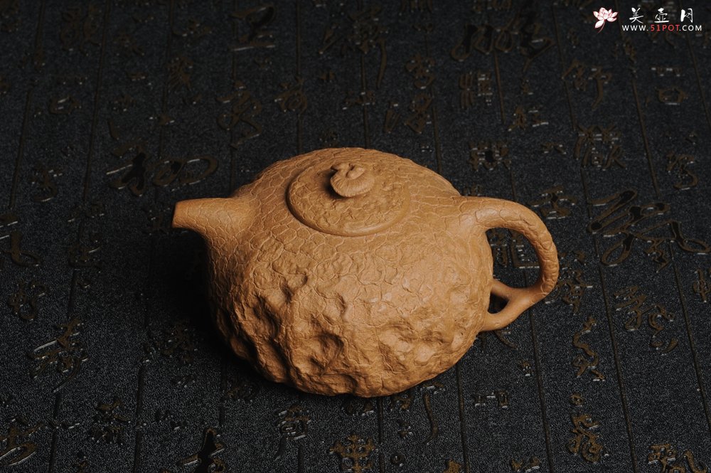 紫砂壶图片：美壶特惠 进步明显全手工黄金段泥灵芝供春壶 龚春 肌理丰富 - 宜兴紫砂壶网