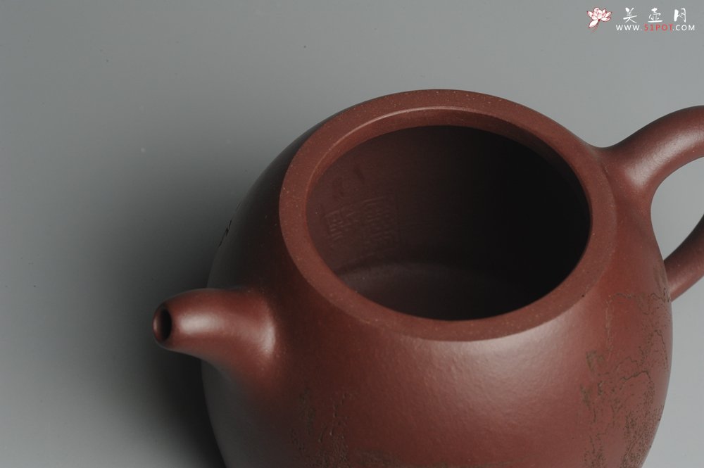 紫砂壶图片：油润紫泥 全手工秦权壶 清茗堂助工文气装山水 - 宜兴紫砂壶网