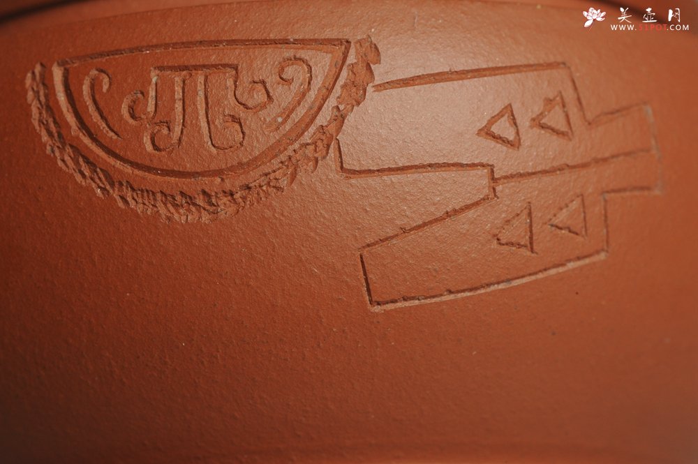 紫砂壶图片：美壶特惠 老清水泥 精致大蕴汉瓦 助工俞霞文气装饰瓦当 大口实用 茶人醉爱 - 宜兴紫砂壶网