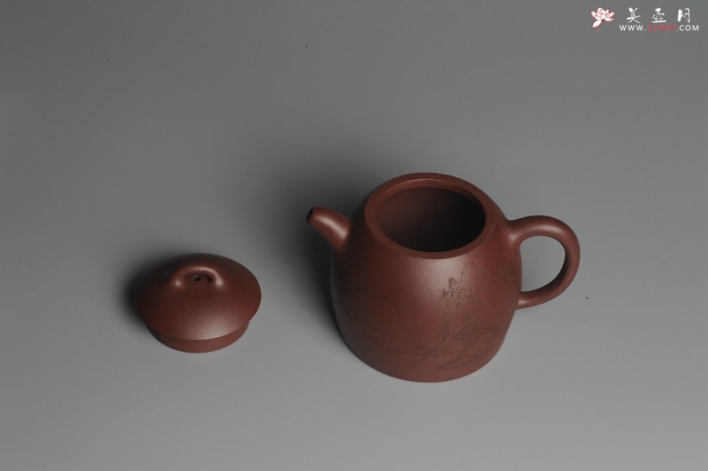 紫砂壶图片：油润紫泥 全手工秦权壶 清茗堂助工文气装山水 - 宜兴紫砂壶网