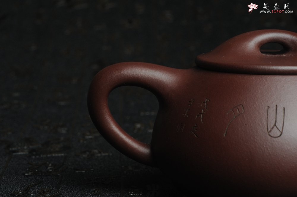 紫砂壶图片：美壶特惠 经典平盖小石瓢 满瓢（景舟石瓢）子木刻绘山水 - 宜兴紫砂壶网