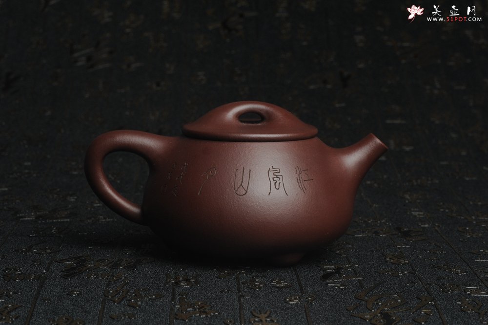 紫砂壶图片：美壶特惠 经典平盖小石瓢 满瓢（景舟石瓢）子木刻绘山水 - 宜兴紫砂壶网